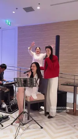 ฉันยังต้องรออีกนานไหม ต้องรอเธออีกนานไหม                                                                                                                                            #khunmewwww #reneeveronicaa                                                                                                                      #มิวเน่ #mewne 