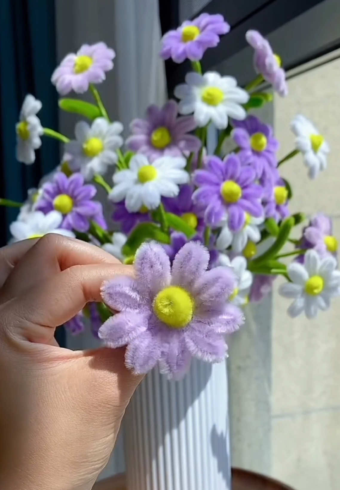 Handmade diy pipe cleaner daisy flowers #DIY #gift #diyflower #diycrafts #flowercraft   