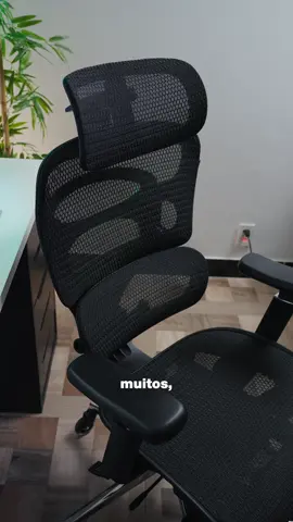 Essa é a rainha das cadeiras e ela é tão cheia de ajustes que tem coisas que eu nunca tinha visto 😳 - Comenta “cadeira” pra receber o link da sensetup A08, uma cadeira feita pra aguentar todo tamanho de pessoa, suportando até 195cm e 150kg é de longe a mais forte que eu já vi. - #setup #cadeira #gamer 