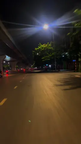 Thằng con nhà nông, khi đi chỉ mang theo sự ngông cuồng của tuổi trẻ và sự tử tế mà bố mẹ nó dạy. Còn lại biết nhịn, biết sai, biết yêu, biết điều là do phải đi qua bao thăng trầm của cuộc sống nó mới học được...#xuhuongtiktok #hanoi #hanoivedem 