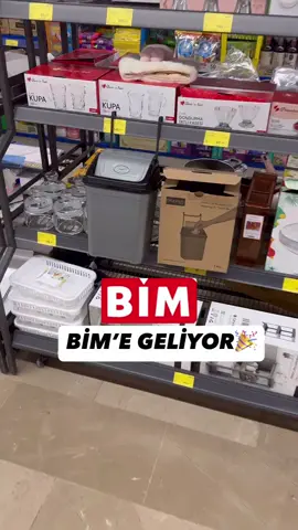 12 Eylül Cuma günü BİM’e bu askılı çöp kovası da geliyor🥳 Fiyatı 139₺ olacak🚨 Daha önce de gelen ürünlerdendi alan , kullanan varsa memnun musunuz ? Yorumlara yazarsanız almayı düşünenleri de fikir olur 🤗 Haberi olsun dediklerinizle paylaşmayı , beğenmeyi ve bu tarz haberler için beni takip etmeyi unutmayın❣️ @bimturkiye reklam #işbirliği değil  #bim #şok #a101 #migros #indirim #aktüel #aktüelürün #ev #düzen #çeyiz #çeyizlistesi #market #alışveriş #keşfet #reels #bimaktüel #dekor #dekorasyon