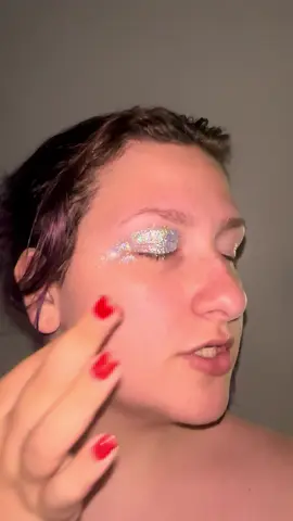 The pigment is insane don’t lie #eyeshadow #holographic #makeup 