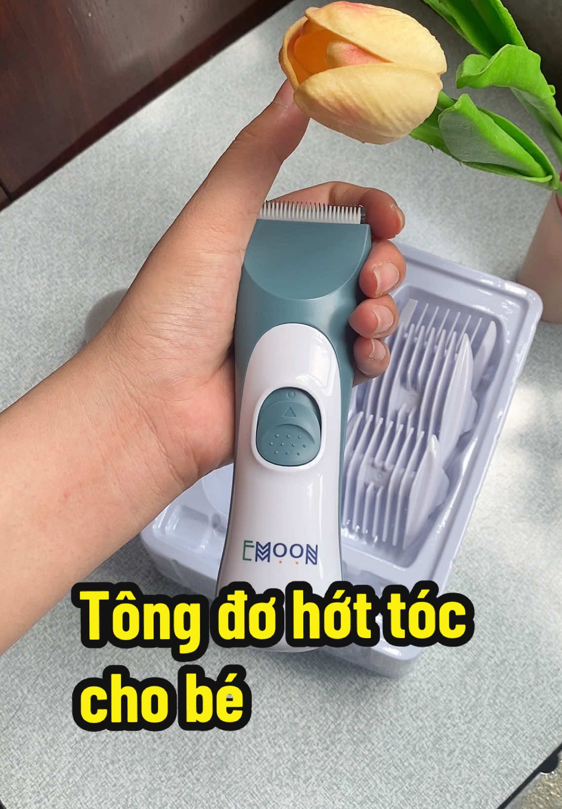 Có con phát tôi thành thợ cắt tóc tại gia #nhaminreview #emoon #tongdocattoc #tongdocattocchobe 