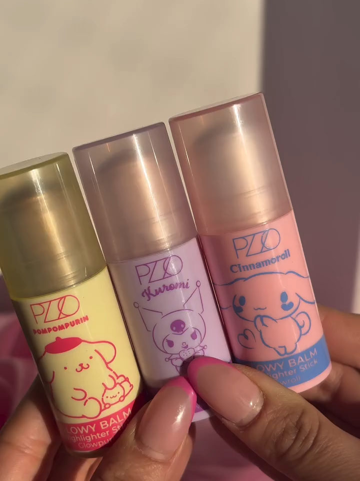 Brilla con la magia de tu personaje favorito ✨💖 El Highlighter Stick – The Cute Squad deja un glow suave y natural que se adapta a tu estilo. Disponible en Glowromi, Glowroll y Glowpurin. #TheCuteSquad #Petrizzio #PZZO #Makeup
