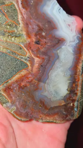 I got this in my local trade as well! We traded flame agates for Flame agates LOL. Anyways this was his piece shared with me! Beautiful! No uv reaction however so no glow at the end. Just wanting to share some of the pretty agates that can be found in Nova Scotia #agates #rockhounds #ForTheLoveOfRocks