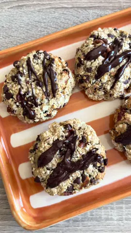 Cookies healthy chocolat noir noix de pécan  Les ingrédients (pour 12 cookies) - 300g de flocons d’avoine, - 200g de compote, - 2 belles cuillères à soupe de beurre de cacahuète, - 100g de pépites de chocolat noir chocolat noir, - 70g de noix de pécan concassées  - 3 carreaux de chocolat noir pour le nappage. Dans un saladier, tu mélanges le tout (sauf les 3 carreaux) tu malaxes bien jusqu’à obtenir une pâte consistante Tu formes des cookies que tu vas placer sur une plaque de cuisson  Tu enfournes 12 minutes à 180 degrés  À la sortie du four, tu nappes de chocolat noir et tu laisses refroidir C’est prêt 😍 #recetterapide #recettefacile #paulinette 