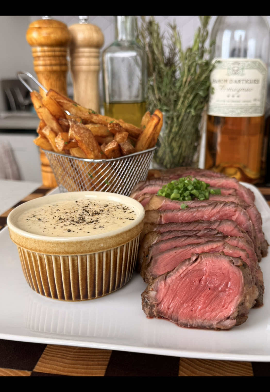 Steak Frites Sauce au Poivre! 🥩🥔 Abonne-toi à mon compte si mon contenu te plaît! 🫶🏻 Pour 2 personnes 🥩 - 500g de boeuf (entrecôte ou faux-filet) - Beurre, ail et aromates - Quelques patates   Sauce 🧅 - 1 échalote  - 250ml de crème liquide  - Poivre noir, sel #viande #frites #saucepoivre #steakfrites