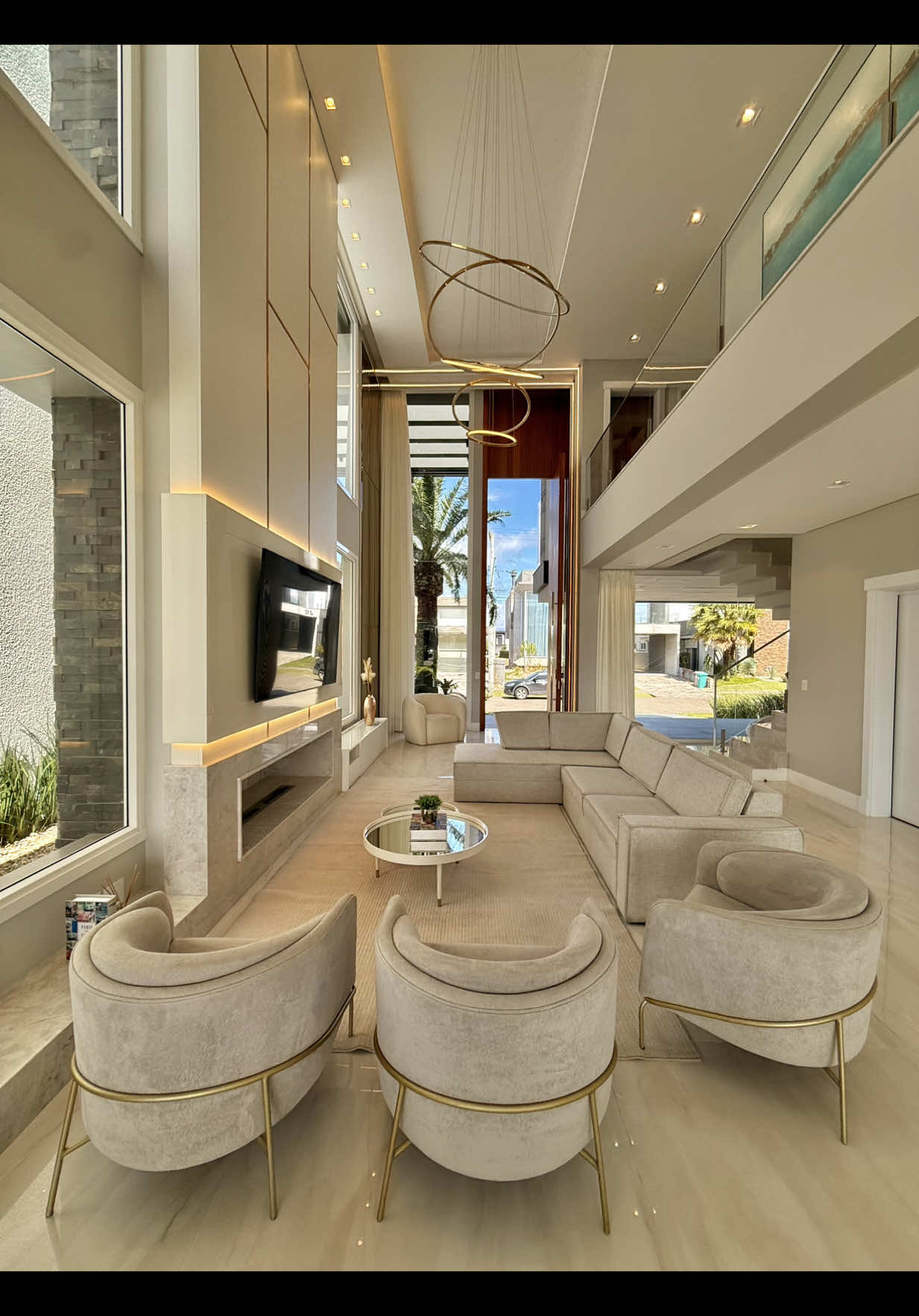 ✨ SOBRADO BEIRA LAGO – CAPÃO ILHAS RESORT ✨ Uma casa exclusiva, finamente mobiliada e decorada, em um dos condomínios mais desejados do litoral. 🏡 Projeto diferenciado, com muita iluminação e ventilação natural. 🍽️ Cozinha estilo americana integrada aos ambientes. 🎬 Sala de cinema privativa para momentos especiais. 🍻 Espaço gourmet com chopeira instalada para receber amigos e família. 🏊 Piscina em concreto à beira do lago com vista deslumbrante. 🛌 05 amplas suítes, incluindo uma térrea para maior comodidade. 📍 Localização privilegiada, próximo à infraestrutura do condomínio. 💰 R$ 6.990.000,00 estudamos dação como parte de pagamento! #vendas #luxury #condominiofechado #luxo #lagos 