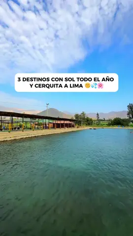 😎 𝟯 𝗣𝗔𝗥𝗔𝗜́𝗦𝗢𝗦 𝗖𝗢𝗡 𝗦𝗢𝗟 𝗧𝗢𝗗𝗢 𝗘𝗟 𝗔𝗡̃𝗢 EN LIMA☀️ ¡Allinllachu traveleros! Sabían que unas horas se de Lima podemos encontrar destinos increíbles y en modo chihuán. Así es, hoy te recomendamos 3 piscinas naturales para refrescarse en este verano que está que quema 🥵.  ✅ 𝗦𝗔𝗬𝗔𝗡 🏖️ “La tierra del eterno sol” se encuentra a unas horas de Lima. Puedes disfrutar de su piscina natural “Andahuasi”, el ingreso 5 soles. No te vayas sin disfrutar de su gastronomía y sus deliciosos alfajores en Dulces Lumbre, más de 100 años de historia. La piscina natural de ANDAHUASI, solo atiende los fines de semana.  ✅ 𝗖𝗢𝗖𝗔𝗖𝗛𝗔𝗖𝗥𝗔 🌳 Se encuentra a 40 minutos de Chosica y el pasaje está 4 soles. Puedes disfrutar de clima soleado y hasta bañarte en una piscina donde el agua es de manantial. @campestre_elmanantial también tiene bungalows.  ✅ 𝗦𝗢𝗡𝗚𝗢𝗦 👙 Las piscinas naturales de Songos se encuentran a media hora de Chosica. El ingreso de lunes a domingo está 5 soles, puedes llevar tu comida, tienes amplias zonas verdes, estacionamiento gratuito.  Ayllu, a qué destino vas a ir y con quién. Los leemos en los comentarios. 🥰 .  #traveleras #lima #sayan #songos #chosica 