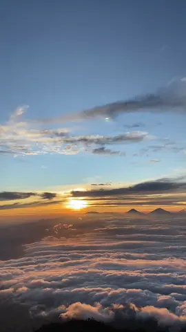 Surganya slamet⛰️ #mtslamet3428mdpl #slamet #viewgunung #lautanawan #mountain #pendakifomo #3428mdpl #sunrise 