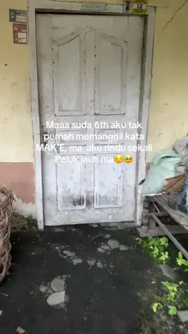 Maa liat lahhh rumah yg dlu ada canda tawa dan kehangatan dlu😌kini sudah menjadi seperti ini🥹😌terlalu banyak kenangan” yg tidak bisa aku lupakan di dalam rumah ini maaa🥹🥹🥹🥹sekarang rumah itu sudah tidak sempurna setelah mama & ayah meninggal kan aku sendiri di sini😌🥹 doa kan putri kecil kalian ini ya ma,pa🥹semoga selalu menjadi anak yg kuat dalam menghadapi semua segala ujian nya aminnn😊😌#2019#rinduibu dan#rinduayah #alfatihah #fypシ゚ 