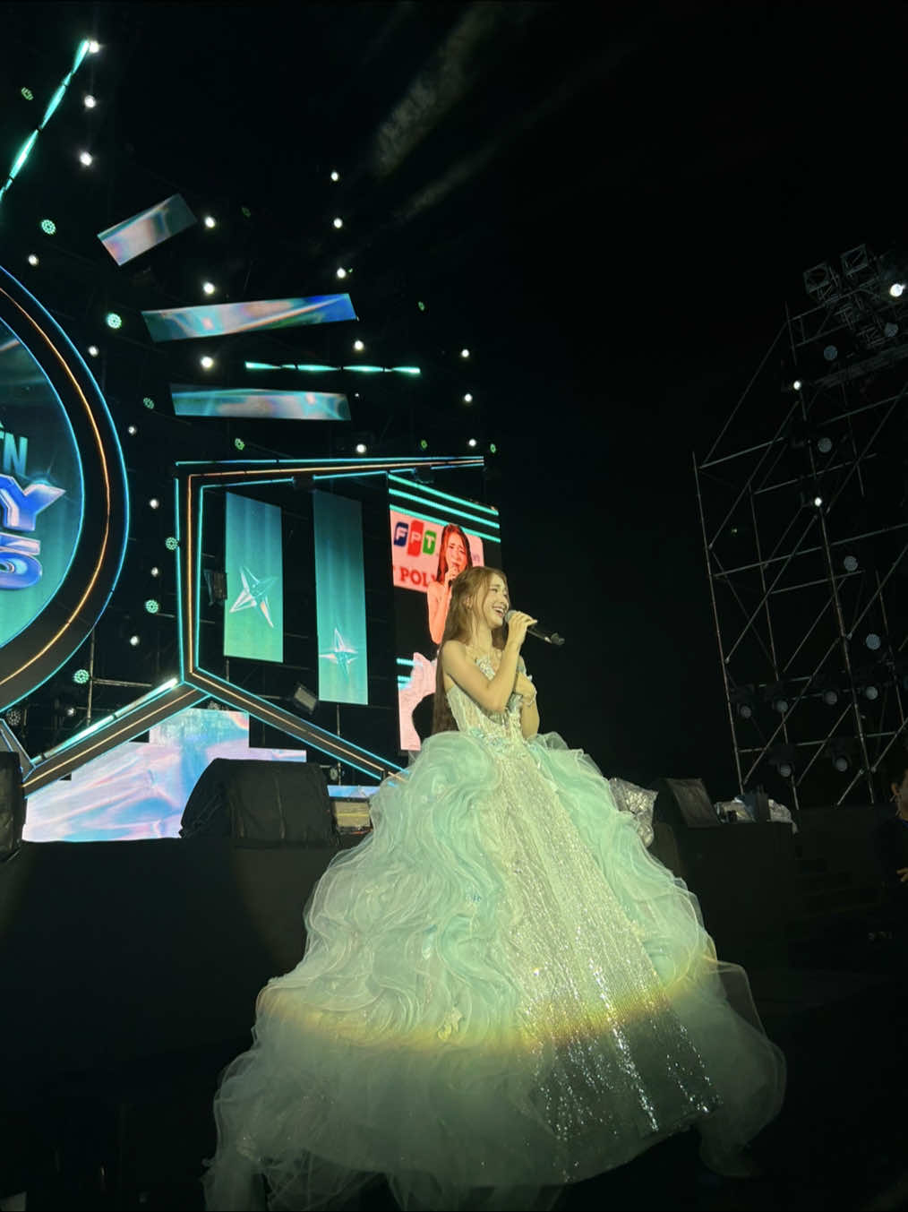 Công chúa Hoà Minzy và bài hát Nỗi Đau Giữa Hoà Bình tại FPT POLYTECHNIC Cần Thơ #hoaminzy #fchoaminzy #truyenthong #sukien #fptpolytechnicCantho