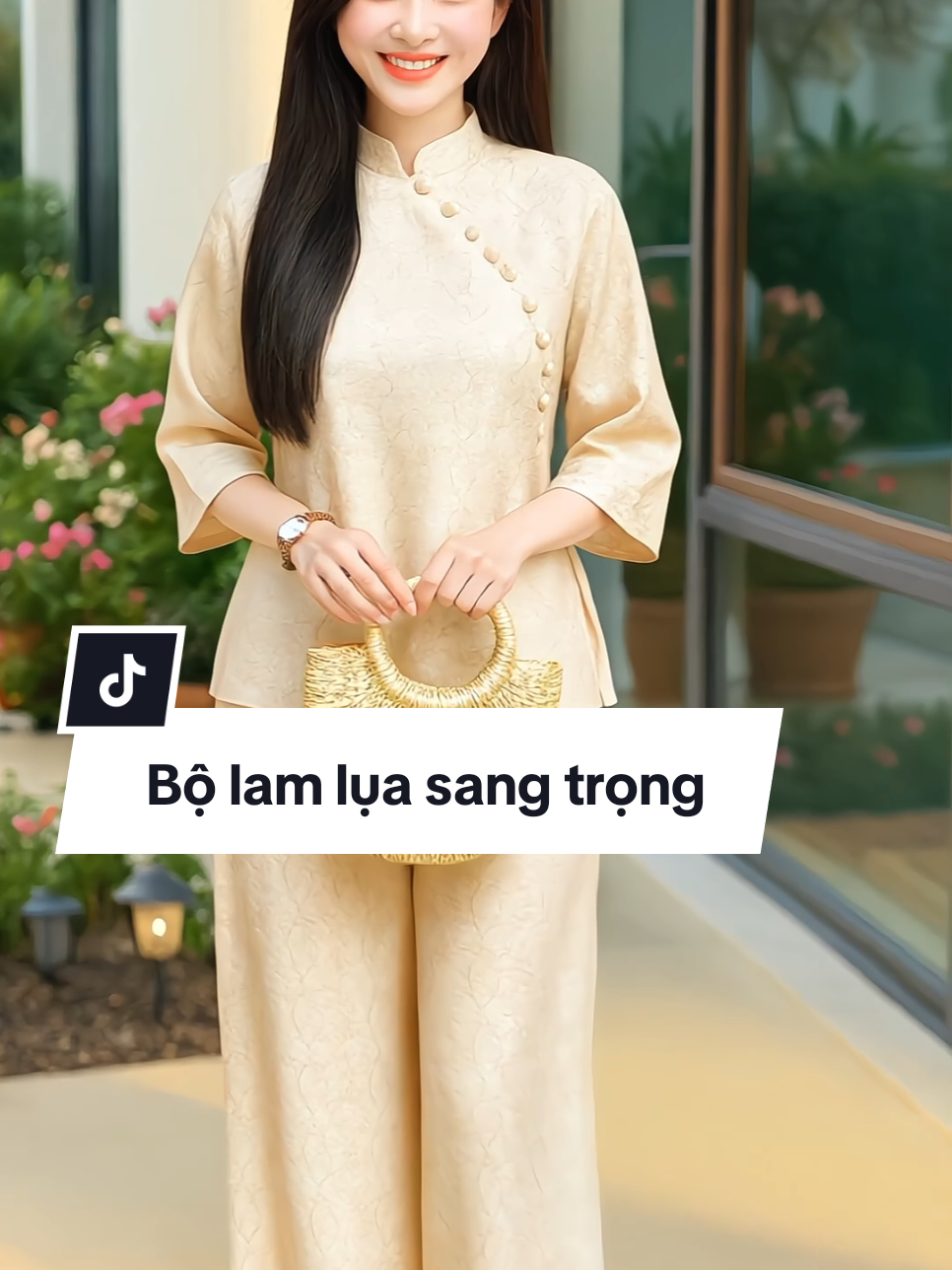 Bộ đồ lam cho nữ đi lễ đi chùa, chất liệu lụa văn hoa mềm mại, thiết kế phối cúc chéo nhẹ nhàng, giữ nét duyên dáng truyền thống. Đường may tỉ mỉ, sắc nét, không chỉ thừa, đảm bảo sự thoải mái. Phù hợp mặc đi lễ chùa, lễ hội, đi chơi, ở nhà vô cùng thanh lịch, thoải mái. #bodolamnu #bodolamlua #boluasangtrong #bolamluaxinh #xuhuong 
