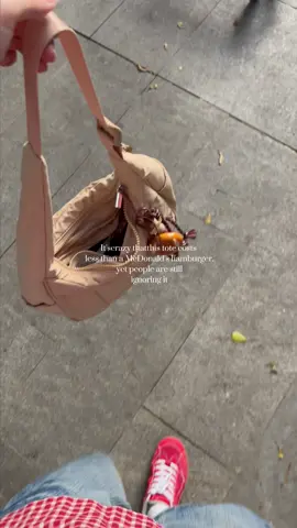 My current everyday puffer bag 🍒🧸🤎☁️🪽 #dailybag #pufferbag #westbronco #westbroncopufferbag #shoulderbag #khakibag #crescentbag