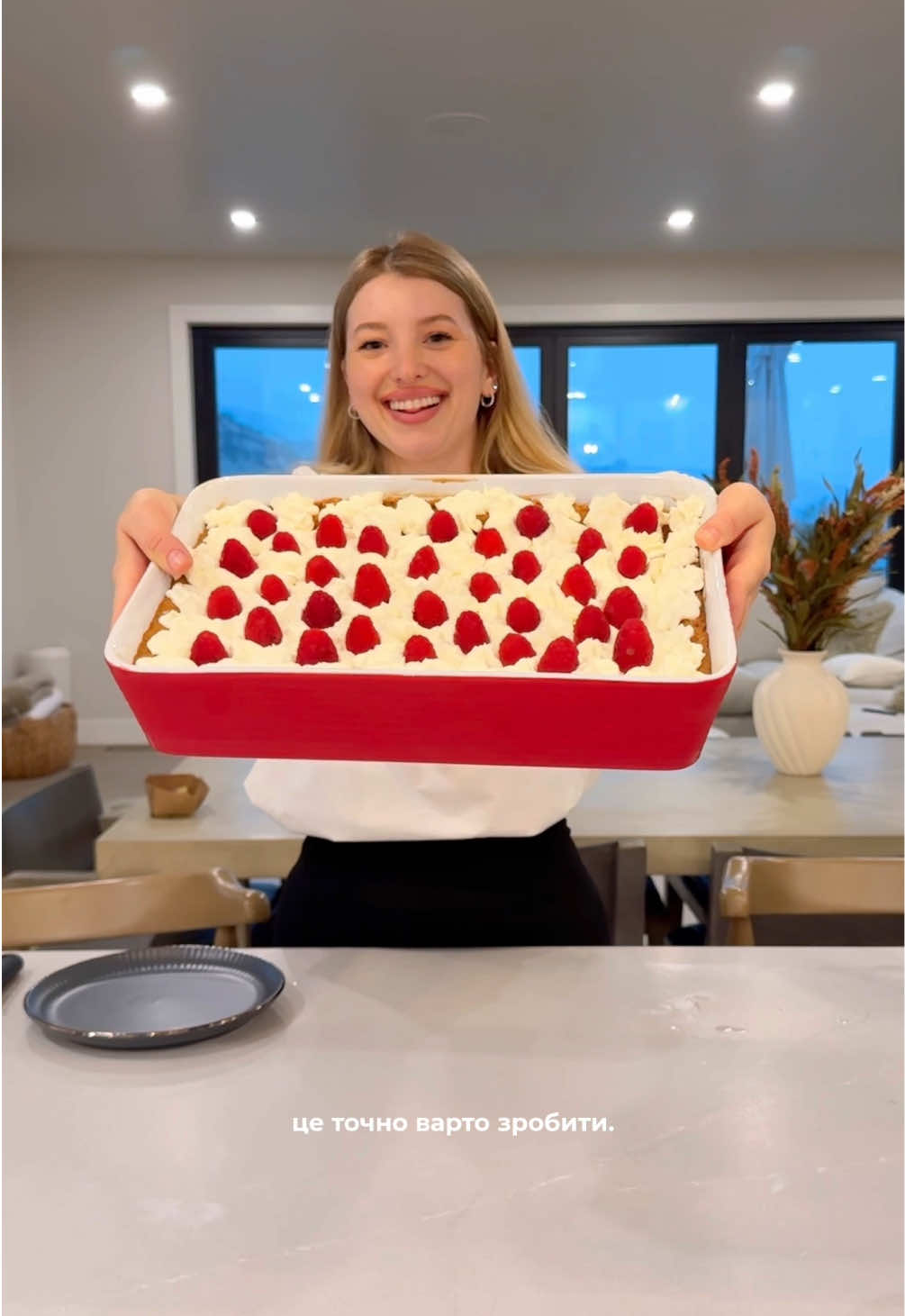 - 5 яєць  - цукор 200г. - ванільний цукор 1/2 упаковки  - дрібка солі  - молоко холодне 80мл. - борошно 130г. - розпушувач 6г. Випікати бісквіт 30-35хв. 180 градусів Цельсія, духовка розігріта Залишити бісквіт остигати, потім проколоти бісквіт виделкою  Для просочення - 340 г. топленого молока (evaporated milk) - 280г. згущеного молока  - 80г. жирних вершків  Крем  - 320мл. вершки від 33% жиру  - 70г. цукрової пудри - ягоди  #треслечес #тримолока #рецепт #домашнявипічка #tresleches 