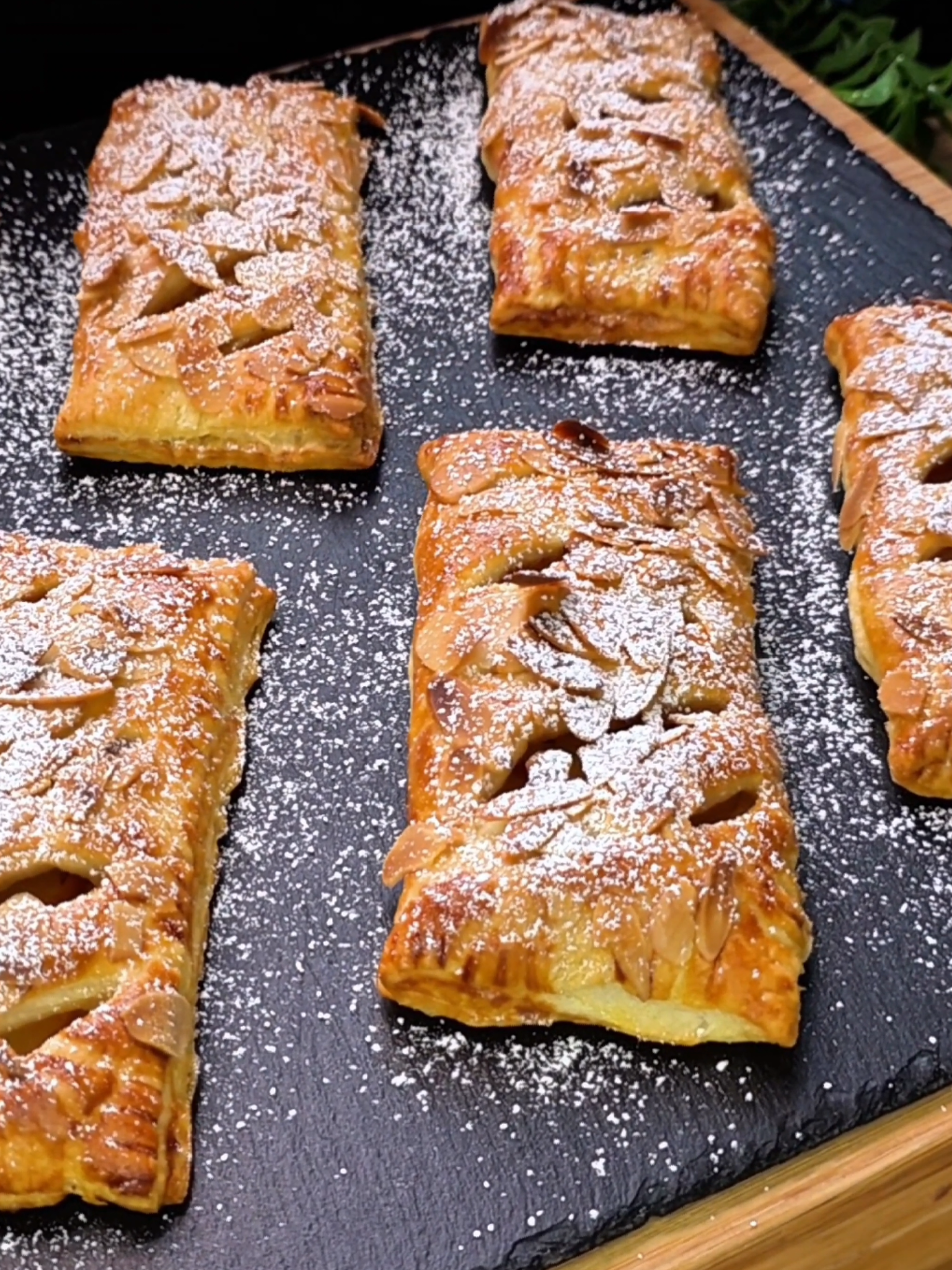 ⬇️ 🇩🇪 Rezept / 🇬🇧 recipe ⬇️ 🍎 Apfeltaschen 🍎 Zutaten: • 1 Packung frischer Blätterteig (275 g) • 2 Äpfel • Zucker nach Geschmack  • Zimt nach Geschmack  • 1 Ei  • gehobelte Mandeln  • Puderzucker Im vorgeheizten Backofen bei 200°C 20 Minuten lang backen.  🍎 Apple pockets 🍎 Ingredients: • 1 sheet puff pastry (275 g) • 2 apples • sugar to taste • cinnamon to taste • 1 egg • sliced almonds • icing sugar Bake in a preheated oven at 200°C for about 20 minutes. #Blätterteig #Puffpastry #Snack #dessert 
