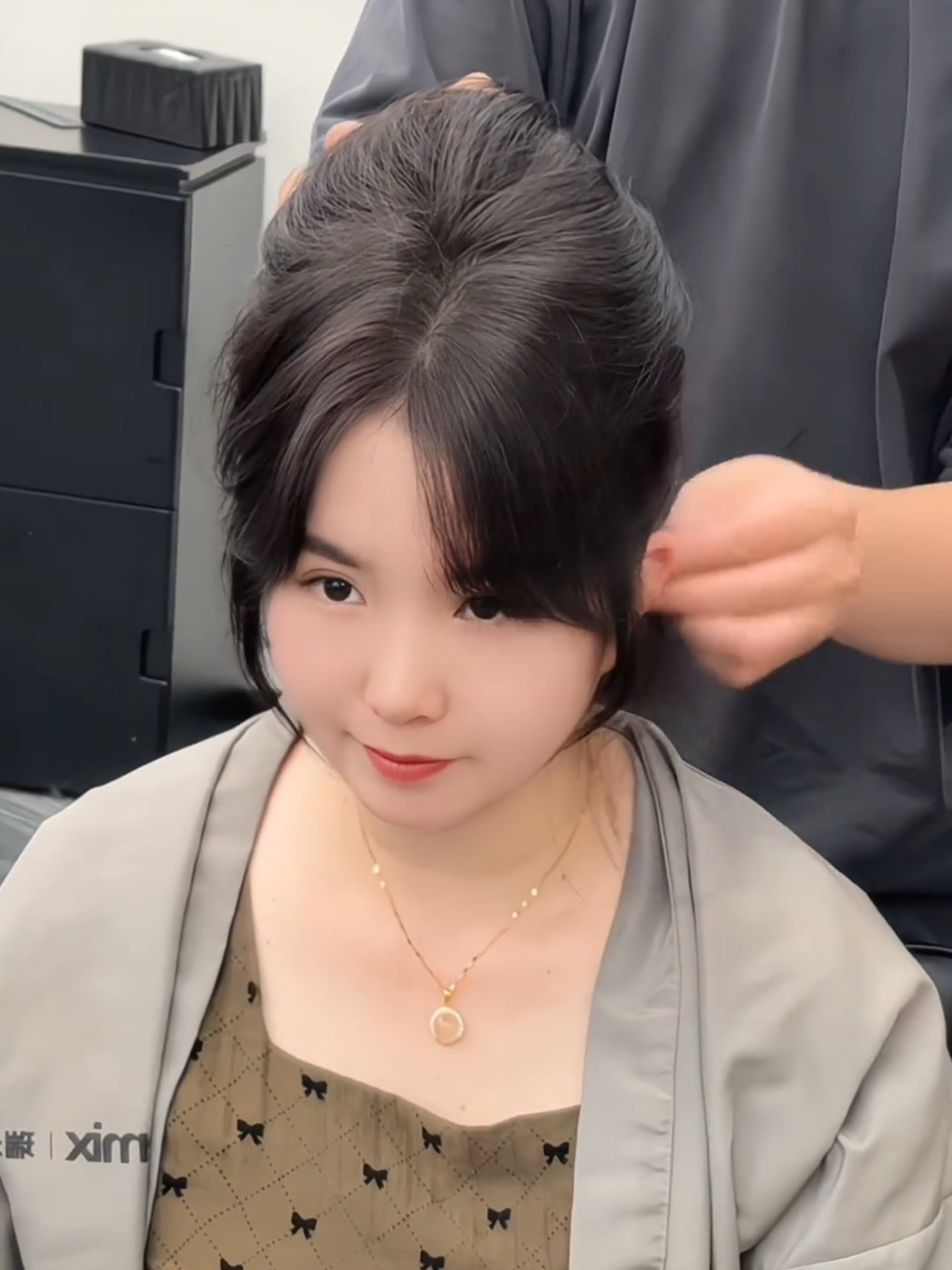 Tạo kiểu mái cho chị em trong 26 giây và tạm biệt mái tóc hói. #salonkienhao #cắttóc #haircut #cutbangs