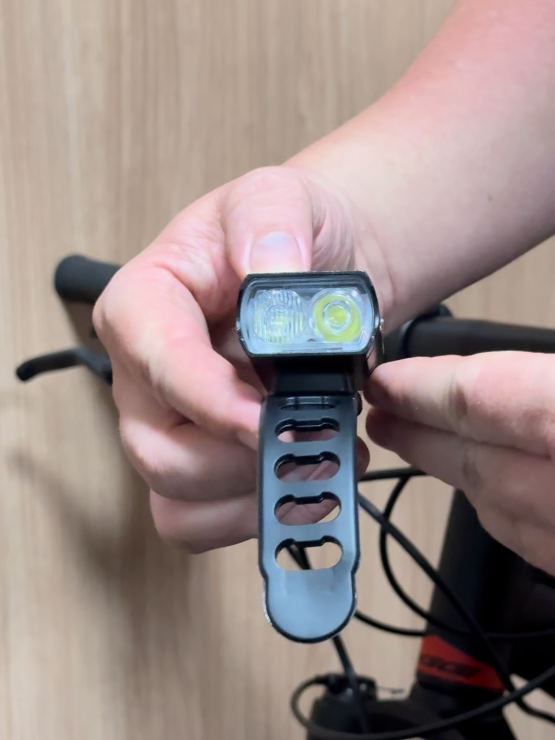 Lanterna de Bike LED Recarregável Lelong LE-8307 – 6000 Lumens, 6 modos de luz e IP67 Pedale com mais segurança e visibilidade à noite com a lanterna de bike Lelong LE-8307. Compacta, resistente e com fluxo luminoso de 6000lm, ela garante iluminação de alta potência para ciclistas urbanos e de trilhas. ✅ 6 modos de iluminação (foco aberto, fechado, strobo lento e rápido) ✅ Bateria recarregável 1200mAh (até 4h de uso) ✅ Carregamento rápido via USB (cabo incluso) ✅ Resistente à água – proteção IP67 ✅ Fabricada em liga de alumínio – leve e durável ✅ Ajuste 360° no suporte para guidão Especificações técnicas: Luminosidade: 6000 lm Cor da luz: Branco-frio Tempo de carga: aprox. 2h Tempo de funcionamento: até 4h Dimensões: 6,5 x 4 x 2,5 cm Peso: 85 g Indicador de nível de bateria Conteúdo da embalagem: 1 Lanterna LED recarregável 1 Suporte para guidão 1 Cabo USB para carregamento ⚠️ Produto recarregável, não utiliza pilhas.  #LanternaBike #AcessoriosBike #CiclismoNoturno #LuzBike #BikeLED #Ciclismo #AtacadoDosAcessorios