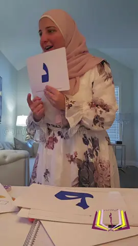 من الطرق الرائعة لتعليم الطلاب حرفي الدال والذال  والفرق بينهما ومايميزهما عند الكتابة .. 😍