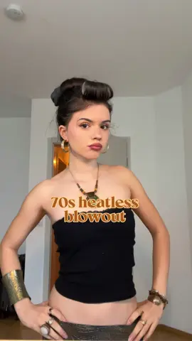 first attempt at the 70s/80s blowout look🤎🌙 I’m gonna try to add mousse next time to make it hold longer and maybe also make two sections for more volume!! But for my first try I love how this turned out 🤭 #blowout #heatlesscurls #70sblowout #80sblowout #sockcurls 