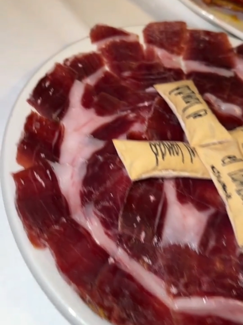 Restaurante El Lando en Madrid | Una Experiencia Gastronómica Única  Restaurante Lando en Madrid, un lugar donde la cocina tradicional se mezcla con la pasión por los sabores auténticos. Con una propuesta gastronómica basada en productos frescos y de calidad, Lando se ha convertido en una referencia para los amantes de la buena mesa en la capital. Sus platos caseros, la atención cercana y el ambiente acogedor lo convierten en un restaurante ideal tanto para comidas familiares como para cenas especiales. Si buscas dónde comer bien en Madrid y disfrutar de la verdadera cocina española, el Restaurante El Lando es una parada obligatoria. Descubre con nosotros esta joya gastronómica.” #RestauranteLando #Madrid #DondeComerMadrid #RestaurantesMadrid #parati 