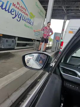 J’allais pas à Carcassonne…. #prank #wtf #help #raybanmeta #drole 