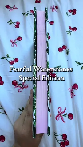 Fearful special edition from @Waterstones is gorgeous 😍 #waterstones #booktokuk #powerlesslaurenroberts #laurenroberts #fearful 