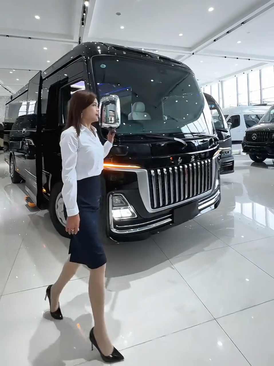 Toyota Coaster 2025 offers built-in GPS navigation for smart routes. #ToyotaCoaster2025 #LuxuryRide #TravelUSA #CarTok #USAroadtrip