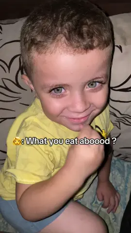 My little boy is pretending to eat apples… 💔 He hasn’t tasted fruits, vegetables, eggs, chicken, or meat for almost 6 months now. Childhood should be full of flavors, not just imagination.