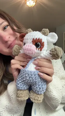 Cutie cow in overalls!🩵 . Free pattern tutorial is on my YouTube or the PDF is available on my Etsy! . Yarn is premier yarns plush  . #crochet #crocheter #crochetgrove #crochetcow #crochetideas 