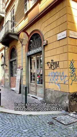 Ci sono posti che non raccontano una storia,ne raccontano tante e solitamente in quei posti lí ci sono persone che hanno altrettante storie da raccontare o che sono loro stessi parte della storia di quel posto.  O forse sono loro “il posto”. Questo folle e meraviglioso bazar,è uno di quei posti lì. In cui entrano persone folli (nel senso più piacevole e bello che io attribuisco a questa parola) e che hanno vita da raccontare. Quella semplice,quella fatta di passioni che ti porti dietro e dentro -anche e fortunatamente-  a 50 anni,perché non hai mai abbandonato quel bambino che è in ognuno di noi.  Ed è tremendamente bello parlare con chi riesce ad avere gli occhi che si illuminano per quello che gli piace e che condivide con altrettanti entusiasti e folli (come noi) pezzetti di vita che risultano essere tanto simili.  Quindi se capitate a Torino,fateci un salto se siete folli al punto giusto da riconoscerne la magia e la poesia.  🤍 #torino #italianvibes 
