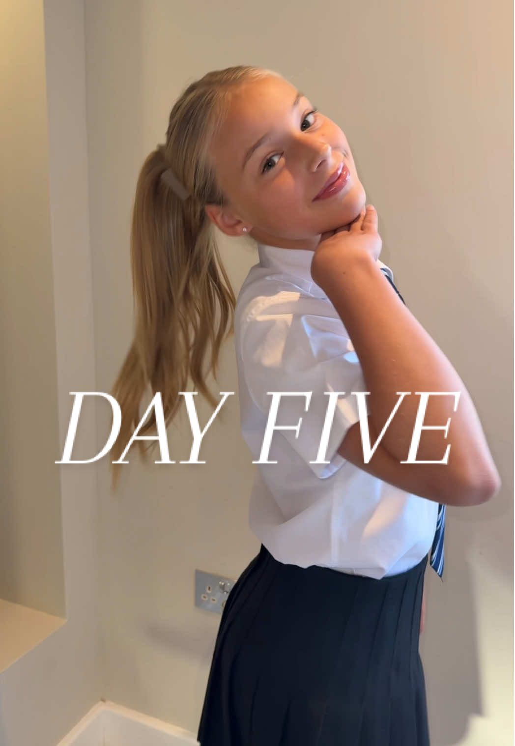 Hair Clip Magic ✨ Quick & Cute! #blonde #hairclip #longhair #hairstyle #school 