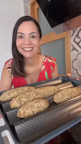 Pão sem glúten, sem farinha, sem lactose, vegano e sem açúcar. Com toda certeza esse pão é super nutritivo, de baixa caloria e vai auxiliar no seu emagrecimento, fazendo seu intestino funcionar como um relógio. 🎥 @euvivibrusset recomendo muito o seu perfil!👏❤️ Já salva essa receita e não deixe de compartilhar e me seguir! INGREDIENTES: > 3 xícaras de aveia em flocos sem glúten ( xc de 240ml) > 3 colheres de sopa de sementes de abóbora > 3 colheres de sopa de linhaça dourada > 3 colheres de sopa de chia > 3 colheres de sopa de sementes de girassol > 3 colheres de psyllium > 1 colher café rasa de sal do Himalaia > 2 xícaras de água fervente ( pode precisar de menos ou de mais ) MODO DE PREPARO: Misture bem todos os ingredientes e por último vá colocando a água aos poucos até começar a incorporar todos os ingredientes. Agora você vai enfiar a mão na massa e sova até dar o ponto de dar formato aos pães. Faça os pães formato e tamanho que você desejar. Coloque em uma assadeira e leve ao forno pré-aquecido 200° por aproximadamente 40 minutos ou mais. Deixe os pães assarem e ficarem bem dourados. Retire do forno e espere esfriar completamente para corta-lo e servi. . . . . . #semgluten #semglúten #zerogluten #receitassemgluten #receitasemgluten                     https://www.instagram.com/reel/DOZBWMSgmNK/?igsh=MWozZXpvanFyempzYg==