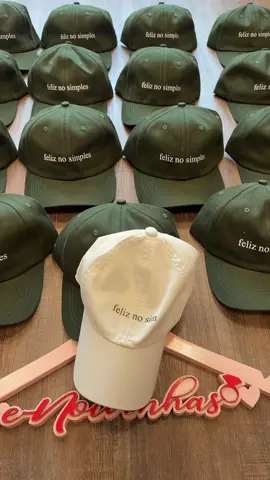 Feliz no simples, feliz no sim 💍✨ Os bonés verde musgo chegaram para dar o toque perfeito na sua despedida de solteira! 💚👯‍♀️ #enoivinhas #bonespersonalizados #despedidadesolteira #noivastiktok #voucasar 