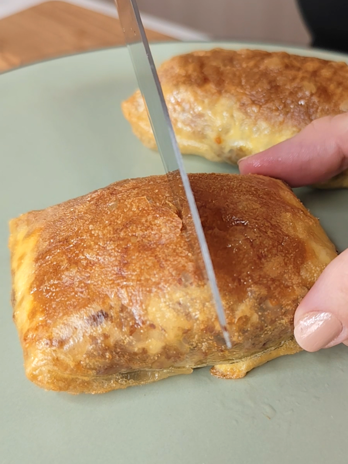 Pastel Assado na Airfryer com Papel de Arroz 🍚😋🫶 Super saudável e com poucas calorias! Esse papel de Arroz você encontra em lojas de produtos asiáticos! INGREDIENTES:  ✔️Folha de papel de arroz ✔️Água ou ovo pra umedecer ✔️Recheio à gosto **Assar na Airfryer pré aquecida 180 graus por 10 minutos. Ou então você pode fazer na frigideira tbem. Gostou? Compartilha com quem você acha que vai gostar também! #papeldearroz  #receitafit  #airfryer  #metidaagourmet 