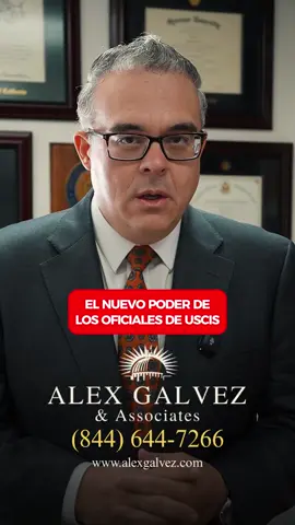 ⚠️ Atención comunidad inmigrante Los oficiales de USCIS ahora cuentan con nuevo poder: podrán portar armas y hasta hacer arrestos durante entrevistas migratorias 🚨 #Inmigración #USCIS #AlexGalvez #Derechos