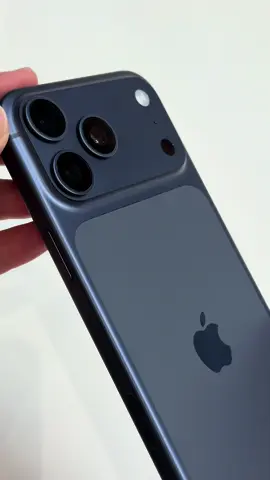 蓝色和白色iPhone17 Pro外观细节