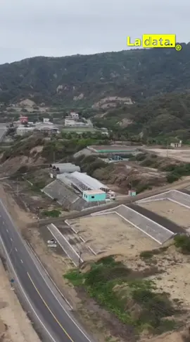 #Tendencia ¡Tras 13 años de abandono, Noboa devuelve la esperanza a Manabí con la vía E15!  El olvido quedó atrás. Daniel Noboa entregó totalmente rehabilitado el tramo La Entrada–Manta de la vía E15, una arteria vital de 140 kilómetros que llevaba más de una década destruida por la indolencia de la vieja política. Con una inversión de USD 22,7 millones, el Nuevo Ecuador devolvió movilidad, turismo y desarrollo a más de dos millones de manabitas. Noboa fue claro: 🗣️“Mientras unos bloquean, nosotros construimos progreso”. La obra no solo beneficia al comercio y al turismo, también generó más de 400 empleos directos e indirectos, fortaleciendo la economía local. Hoy Manabí ya no enfrenta un “vía crucis”, sino carreteras seguras, modernas y con visión de futuro. Este proyecto es un símbolo: un Ecuador que se conecta, que compite y que avanza de la mano de su gente. La vieja política dejó ruinas; el Nuevo Ecuador entrega resultados.  @ladataec👈  #ladata #TendenciaPolítica #Manabí #DanielNoboa 