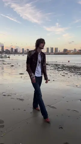 Walking   #swag #jakarta #view #skinnyjeans #fy  