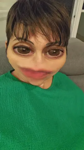 Alors lui il se prends vraiment pour le roi de la maison 🤣🤣🤣 #chat #cat #humour #terreur #pourtoi 