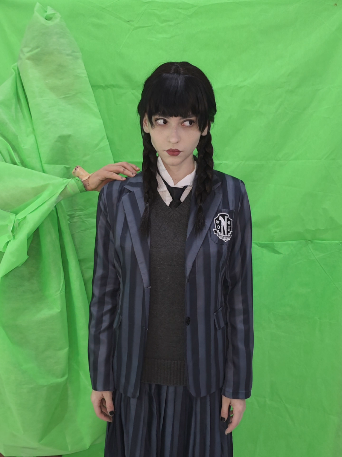 Respondendo a @lostichinose dessa vez além de fazer o maozinha ainda tive que improvisar uma agnes, sem ter nem o uniforme da cor certa kkkkkkkkk mas tudo tem solução 👍  aliás, voces entenderam que é a enid no corpo da wandinha né? #wednesday #agnes #cosplay #makingoff #jennaortega 