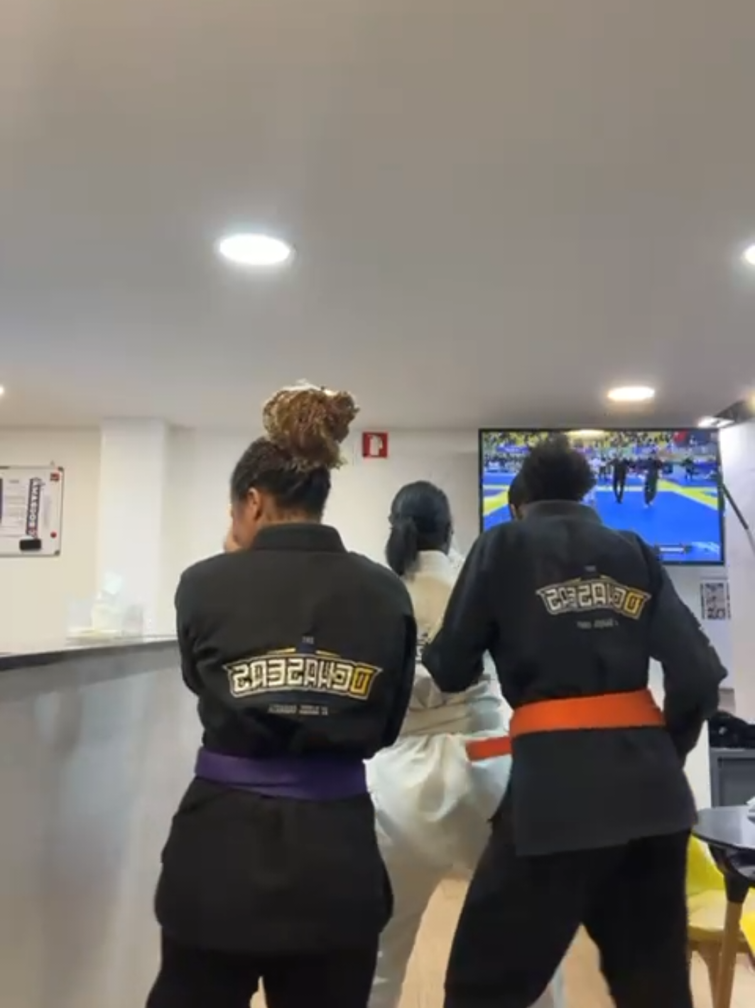 Quem vê pensa que a gente veio só dançar 😂 (se o mestre perguntar, foi aquecimento) @thainara @seixas🥀  . . #jiujitsu #faixaroxa #faixalaranja #faixabranca 