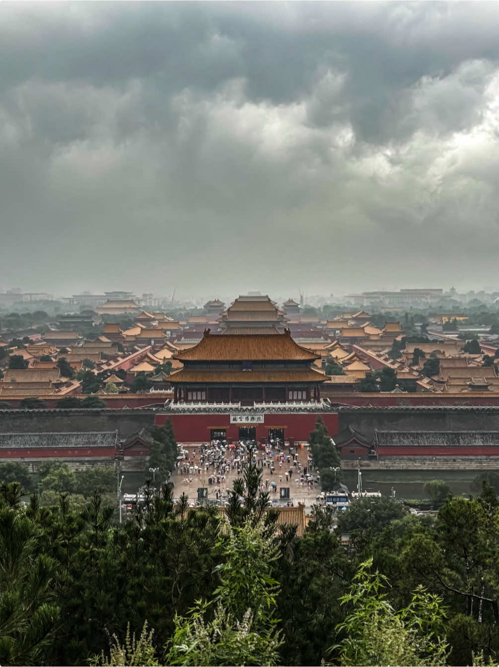 The Forbidden City, the largest palace in the world - 720 000 square meters, more than 8700 rooms 🐉  Check the original video on my Instagram bastienlarnaud #china #forbiddencity #beijing #History #travel 