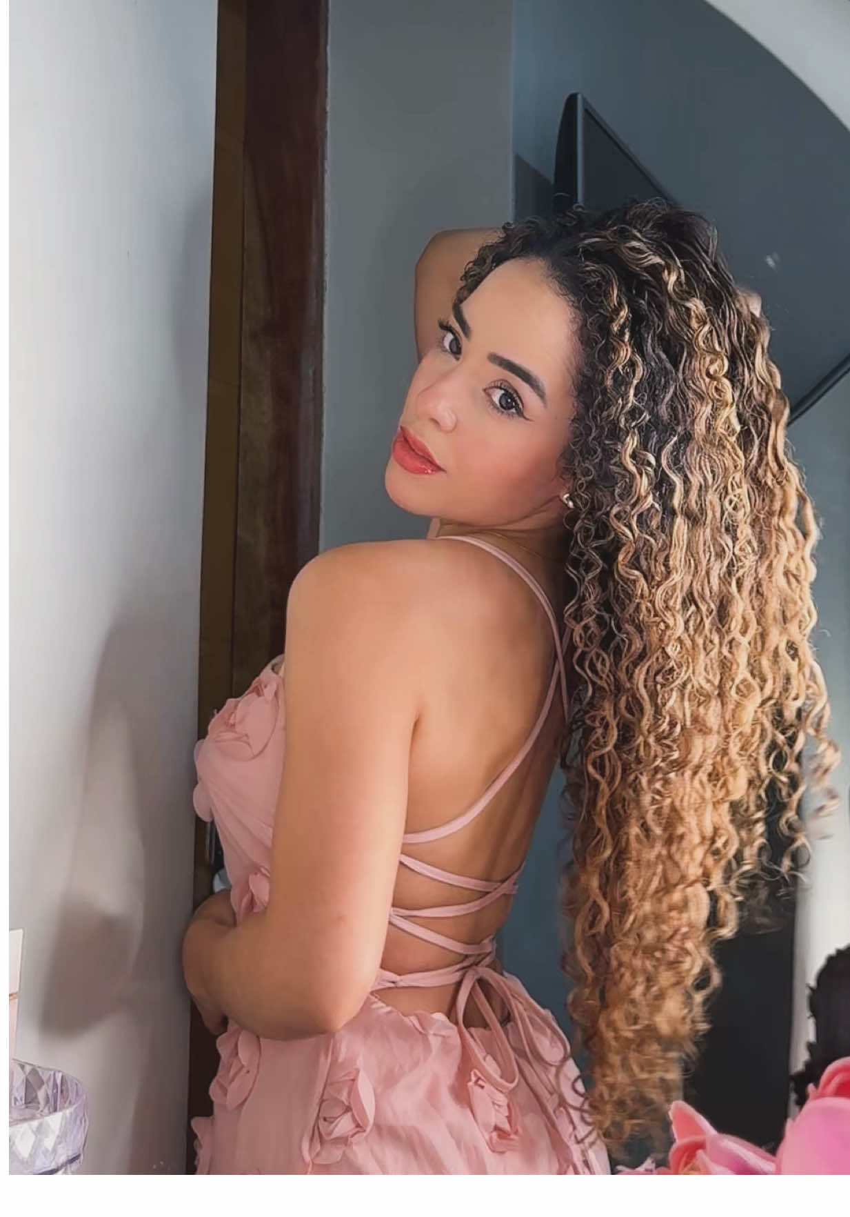 Tô ansiosa pra vocês testarem e me contarem o que acharam, porque eu amei real!💗  Cachos Ostentação da @Salon Line é tudo que nós cacheadas amamos em um creme: entrega definição, aquele efeito durinho que segura, garante um ótimo day after, controla super o frizz e ainda tem um cheiro sofisticado que rende elogios por onde a gente passa. Testa e depois me conta! __ #cachosostentação #salonline #migssalonline #heymigssl #publisl