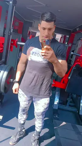 Día de tren inferior 🏋🏽‍♂️ #entrenadorpersonal #asesorianutricional #gym #tntfitness #santaanita @TNT FITNESS GYM 