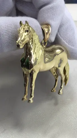 Dije Equino Macizo… En Oro Amarillo De 18K. Multifunciona tanto como fine como pisa papeles. #oro #joyeria #caballo #18k #equino #ganaderia #medellin 