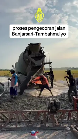 proses pengecoran jalan dari Banjarsari-Tambahmulyo sumber: binamargakabpati #wonglucunepati #wargapati #pati #dputrpati #jalanbeton 
