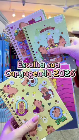 ✨ As capivaras invadiram a papelaria! Chegaram as agendas 2026 da Casa do Caderno em Santa Felicidade – Curitiba, e tá impossível escolher só uma 🥹💖 Tem capivara fofa, estilosa, estudiosa… cada uma mais charmosa que a outra! 🐾 Agora me conta: qual é a sua favorita? 👇 #CasaDoCaderno #SantaFelicidade #Curitiba #Agenda2026 #Capivaras    
