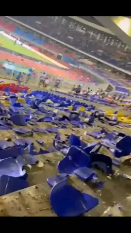 Les supporters des léopards n'ont pas supportés la défaite de la RDC après avoir mené 2-0 contre le Sénégal #rdcongo🇨🇩 #senegal #stadedesmartyrs #supporters 