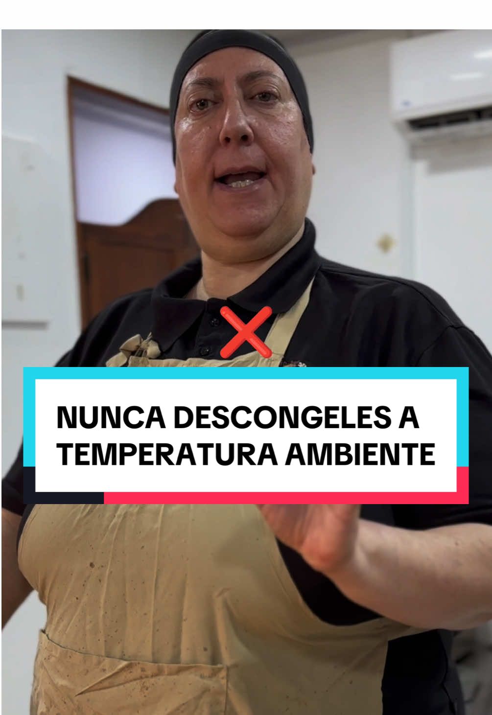 ❌ NUNCA DESCONGELAR a TEMPERATURA AMBIENTE ⚠️ ⚠️🍗 Nunca descongeles los alimentos a temperatura ambiente. Dejar la carne, el pollo o el pescado sobre la mesa favorece el crecimiento de bacterias peligrosas. ✅ La forma correcta es descongelar en la nevera o usar agua fría corriente en un recipiente cambiando el agua. Así se conserva la seguridad y la calidad de los alimentos. 🇮🇹👩🏻‍🍳 📚 Descubre más consejos y recetas en mi Universo Italiano: 🔗 https://chefrobertaofficial.com/universo-italiano/ 📍Y si estás en Costa Rica, ven a disfrutar la verdadera cocina italiana en Aroma Roma. #ChefRoberta #CocinaItaliana #aromaroma #food #comida 
